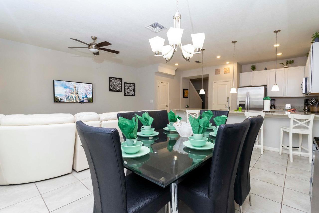 Four Bedrooms At Compass Bay Ferienhaus *